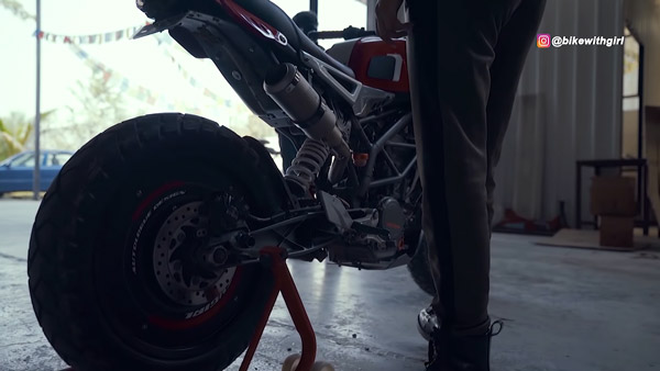 இது என்ன பைக் என்று யாராலும் கண்டேபிடிக்க முடியாது!! அசத்திகாட்டிய பெண் பைக் பிரியர்...