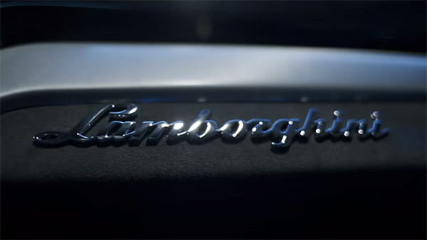 நகர்புற சாலையா இருந்தாலும் சரி, ஆஃப்-ரோடு சாலையா இருந்தாலும் சரி, இது கெத்தானது! லம்போர்கினியின் உருஸ் எஸ்யூவி