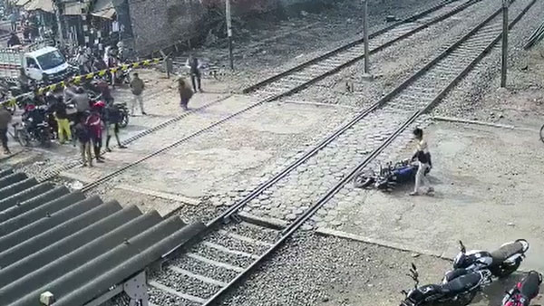 ரயில்வே க்ராஸிங்கில் பொறுமை இழந்தால் என்ன நடக்கும் தெரியுமா? அதிர்ச்சியில் உறைய வைக்கும் வீடியோ