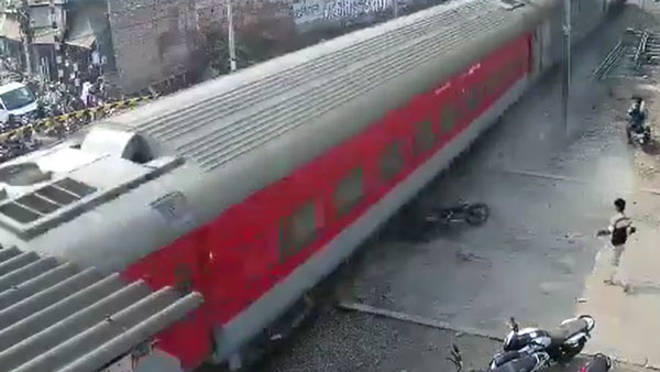 ரயில்வே க்ராஸிங்கில் பொறுமை இழந்தால் என்ன நடக்கும் தெரியுமா? அதிர்ச்சியில் உறைய வைக்கும் வீடியோ