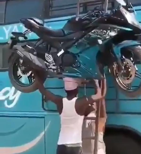 நிஜ பாகுபலியா? வறுமையின் அடையாளமா? தலையில் பைக்கை சுமந்தபடி பஸ்ஸின் மீது ஏறிய தொழிலாளி... வீடியோ