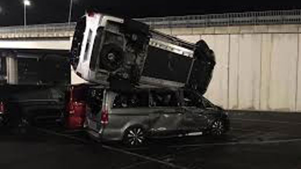 50 புத்தம் புதிய பென்ஸ் கார்களை அசால்டாக நொறுக்கிய ஊழியர்... காரணத்தை கேட்டா மிரண்டுருவீங்க... புத்தாண்டில் சோகம்!!