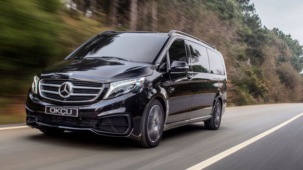 50 புத்தம் புதிய பென்ஸ் கார்களை அசால்டாக நொறுக்கிய ஊழியர்... காரணத்தை கேட்டா மிரண்டுருவீங்க... புத்தாண்டில் சோகம்!!