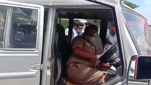 ஏன் அனைவரும் சீட் பெல்ட் அணிய வேண்டும்? சமூக வலை தளங்களில் வைரலாகும் தமிழக அதிகாரியின் வீடியோ!