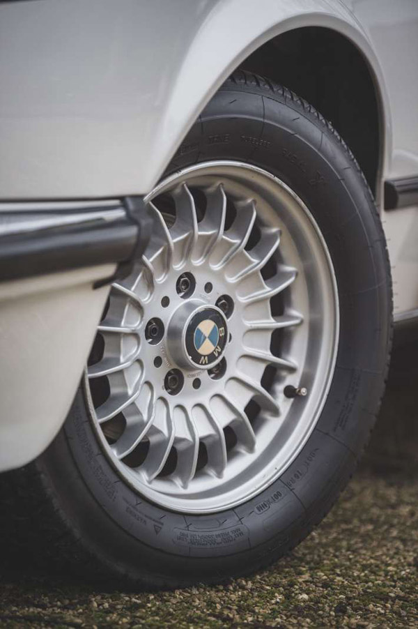 உலக புகழ்பெற்ற நடிகருக்கு சொந்தமான சொகுசு கார் விற்பனைக்கு வந்தது... யார் அவர் தெரியுமா! சொன்ன நம்ப மாட்டீங்க!