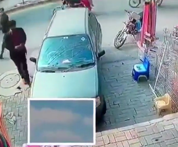 காருக்குள் இருந்த பையை லாவகமாக திருடிய இளைஞர்... சிசிடிவி கேமிராவில் பதிவான ஷாக் வீடியோ!.. இத பார்த்தாவது உசாரா இருந்துக்கோங்க! காருக்குள் இருந்த பையை லாவகமாக திருடிய இளைஞர்... சிசிடிவி கேமிராவில் பதிவான ஷாக் வீடியோ!.. இத பார்த்தாவது உசாரா இருந்துக்கோங்க!