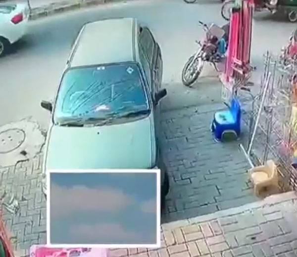 காருக்குள் இருந்த பையை லாவகமாக திருடிய இளைஞர்... சிசிடிவி கேமிராவில் பதிவான ஷாக் வீடியோ!.. இத பார்த்தாவது உசாரா இருந்துக்கோங்க! காருக்குள் இருந்த பையை லாவகமாக திருடிய இளைஞர்... சிசிடிவி கேமிராவில் பதிவான ஷாக் வீடியோ!.. இத பார்த்தாவது உசாரா இருந்துக்கோங்க!