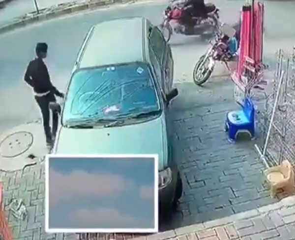 காருக்குள் இருந்த பையை லாவகமாக திருடிய இளைஞர்... சிசிடிவி கேமிராவில் பதிவான ஷாக் வீடியோ!.. இத பார்த்தாவது உசாரா இருந்துக்கோங்க! காருக்குள் இருந்த பையை லாவகமாக திருடிய இளைஞர்... சிசிடிவி கேமிராவில் பதிவான ஷாக் வீடியோ!.. இத பார்த்தாவது உசாரா இருந்துக்கோங்க!