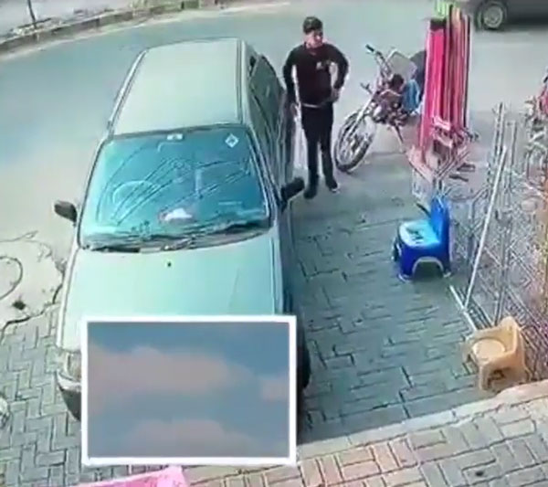 காருக்குள் இருந்த பையை லாவகமாக திருடிய இளைஞர்... சிசிடிவி கேமிராவில் பதிவான ஷாக் வீடியோ!.. இத பார்த்தாவது உசாரா இருந்துக்கோங்க! காருக்குள் இருந்த பையை லாவகமாக திருடிய இளைஞர்... சிசிடிவி கேமிராவில் பதிவான ஷாக் வீடியோ!.. இத பார்த்தாவது உசாரா இருந்துக்கோங்க!