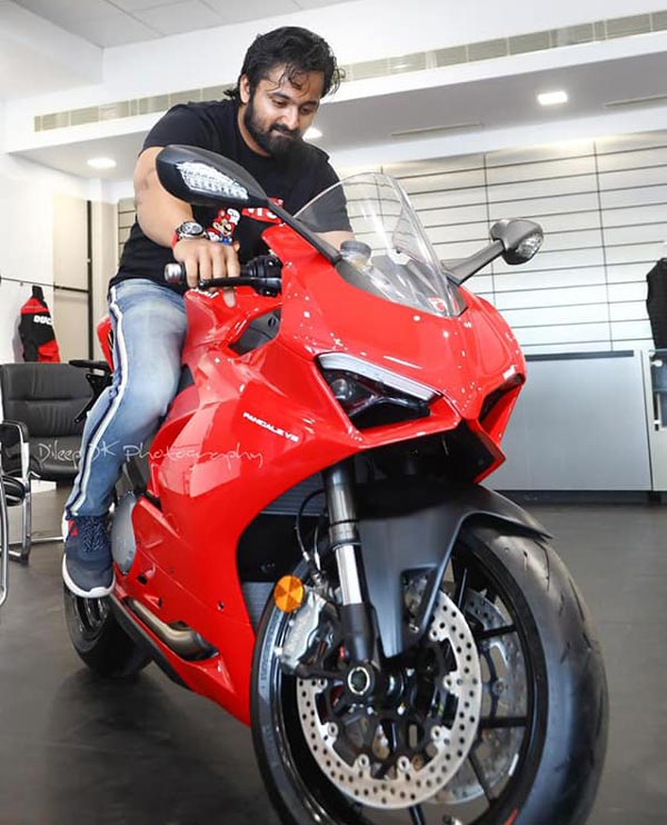 பல்சரை பயன்படுத்தி வந்த நடிகர்! இப்போ என்ன பைக்கை வாங்கியிருக்காரு பாருங்க... இதோட வில தலையை சுத்த வைக்குது!