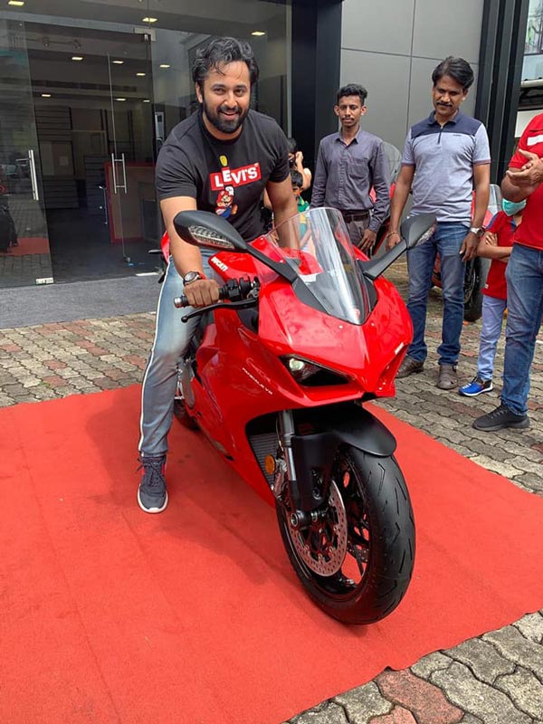 பல்சரை பயன்படுத்தி வந்த நடிகர்! இப்போ என்ன பைக்கை வாங்கியிருக்காரு பாருங்க... இதோட வில தலையை சுத்த வைக்குது!