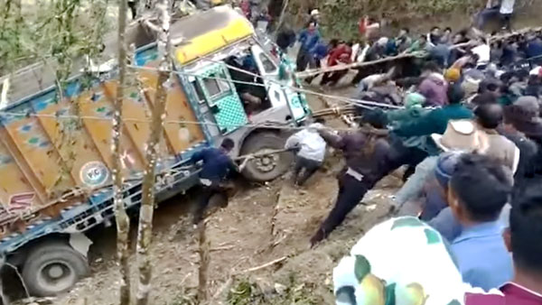 ஊர கூப்டு தேர் இழுக்குறத கேள்விப்பட்ருக்கோம், இது என்ன லாரி இழுக்குறது?! இதுக்கு பாராட்டுகள் வேற குவியுது..