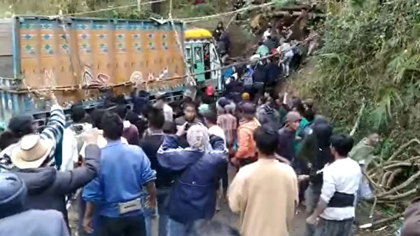 ஊர கூப்டு தேர் இழுக்குறத கேள்விப்பட்ருக்கோம், இது என்ன லாரி இழுக்குறது?! இதுக்கு பாராட்டுகள் வேற குவியுது..