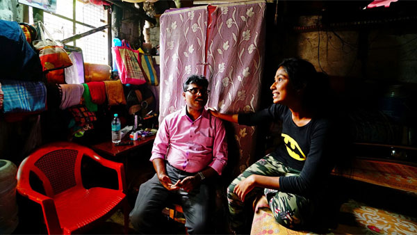 8 வயதிலேயே ஸ்டியரிங் வீலை பிடித்த கைகள்... 22 வயதில் கொல்கத்தா சாலைகளை தெறிக்க விடும் கல்பனா மாண்டல்!