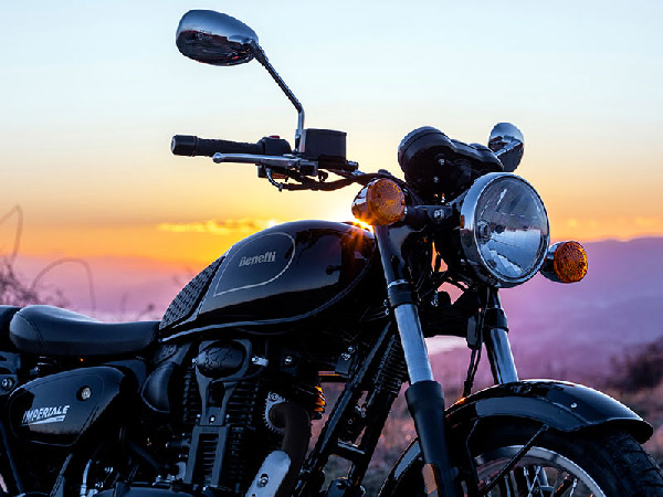 ராயல் என்ஃபீல்டு மீட்டியோர் 350க்கு டஃப் கொடுக்கணும்... விலையை அதிரடியாக குறைத்த பிரபல இருசக்கர வாகன நிறுவனம்....