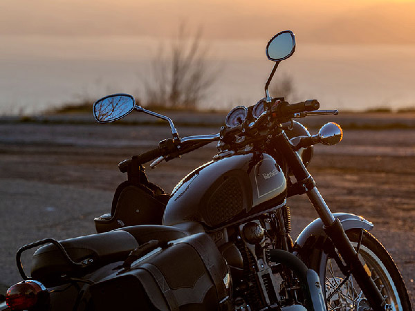 ராயல் என்ஃபீல்டு மீட்டியோர் 350க்கு டஃப் கொடுக்கணும்... விலையை அதிரடியாக குறைத்த பிரபல இருசக்கர வாகன நிறுவனம்....