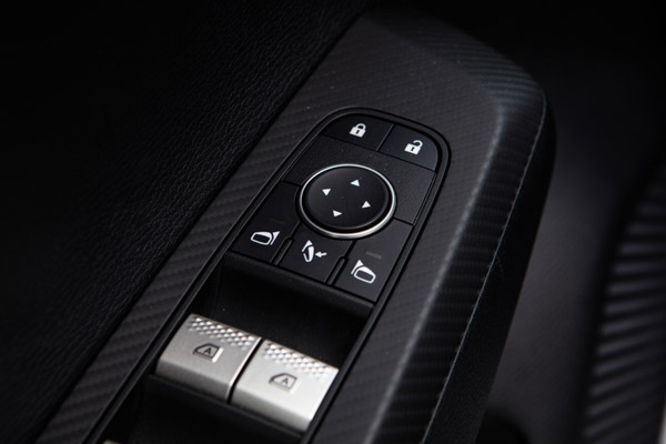 புதிய தலைமுறை மிட்சுபிஷி அவுட்லேண்டர் எஸ்யூவி வெளியீடு... படங்களுடன் தகவல்கள்!