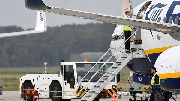 வினோத சடங்கு... விமானத்தை விட்டு இறங்கியதும் பைலட்களுடைய சட்டையின் பின் பகுதி கிழிக்கப்படும்... ஏன் தெரியுமா?