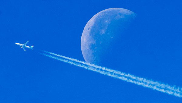 வினோத சடங்கு... விமானத்தை விட்டு இறங்கியதும் பைலட்களுடைய சட்டையின் பின் பகுதி கிழிக்கப்படும்... ஏன் தெரியுமா?