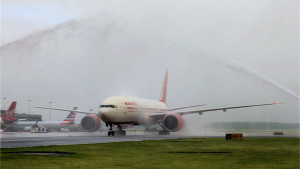 விமானங்கள் தரையிறங்கும்போது ஏன் தண்ணீரை பீய்ச்சி அடிக்கிறாங்க தெரியுமா? இந்த விஷயத்தை யாரும் சொல்ல மாட்டாங்க விமானங்கள் தரையிறங்கும்போது ஏன் தண்ணீரை பீய்ச்சி அடிக்கிறாங்க தெரியுமா? இந்த விஷயத்தை யாரும் சொல்ல மாட்டாங்க