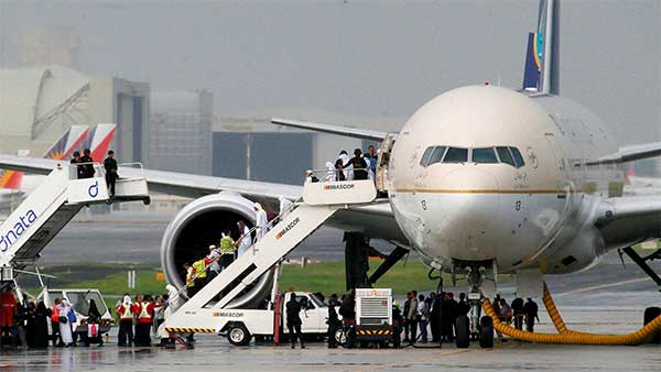 'மேடே' என கூறினால் கதை முடிந்தது... பைலட்கள் பேசும் ரகசிய வார்த்தைகளின் அர்த்தம்... இதை யாரும் சொல்ல மாட்டாங்க 'மேடே' என கூறினால் கதை முடிந்தது... பைலட்கள் பேசும் ரகசிய வார்த்தைகளின் அர்த்தம்... இதை யாரும் சொல்ல மாட்டாங்க