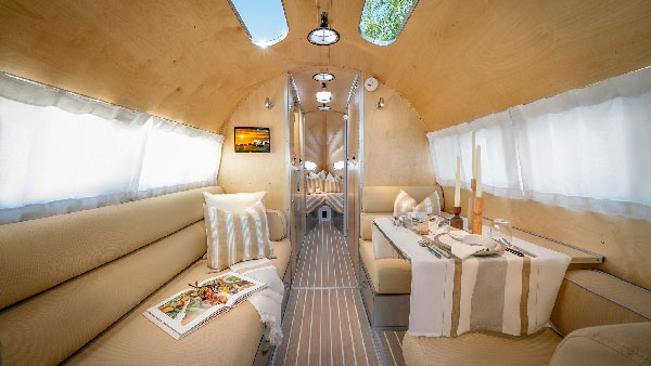 என்ன சொல்றீங்க இந்த வசதிகள் எல்லாம் இதுல இருக்கா?... வியப்பை ஏற்படுத்தும் லக்சூரி வாகனம்! விலை எவ்ளோ தெரியுமா?