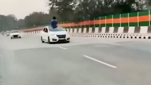 தேசிய கொடியை ஏந்தி கொண்டு இளைஞர்கள் செய்த காரியம்... வயதை கேட்டால் இன்னும் ஷாக் ஆகுது... வைரல் வீடியோ