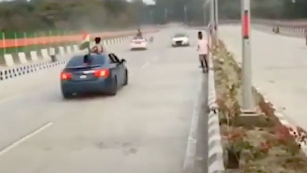 தேசிய கொடியை ஏந்தி கொண்டு இளைஞர்கள் செய்த காரியம்... வயதை கேட்டால் இன்னும் ஷாக் ஆகுது... வைரல் வீடியோ