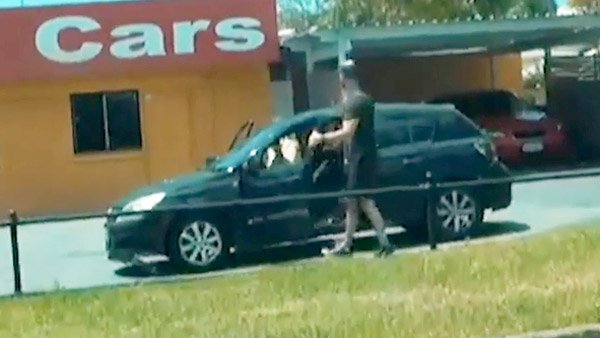 ரொம்ப வித்தியாசமா இருக்கே... காரில் 40 ஆயிரம் நாணயங்களை ஒட்டிய 2 இளைஞர்கள்... எதற்காக தெரியுமா?