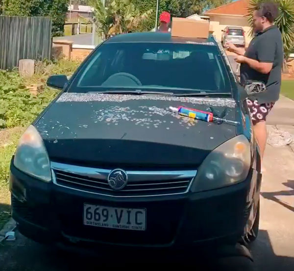 ரொம்ப வித்தியாசமா இருக்கே... காரில் 40 ஆயிரம் நாணயங்களை ஒட்டிய 2 இளைஞர்கள்... எதற்காக தெரியுமா?