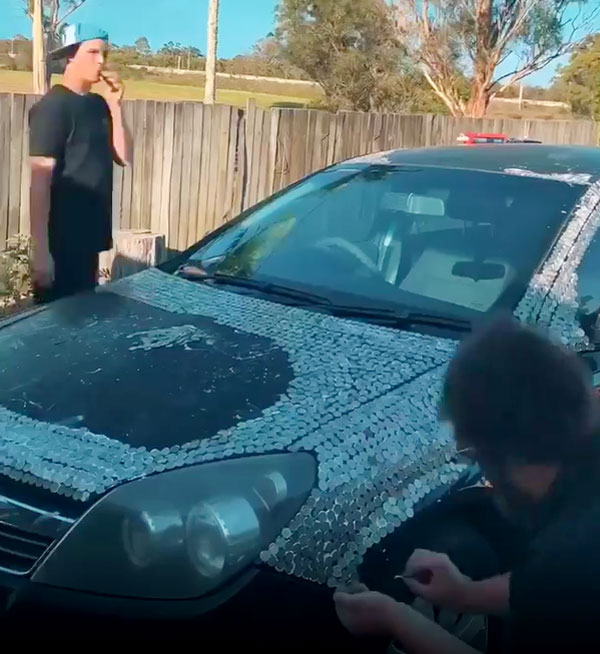 ரொம்ப வித்தியாசமா இருக்கே... காரில் 40 ஆயிரம் நாணயங்களை ஒட்டிய 2 இளைஞர்கள்... எதற்காக தெரியுமா?