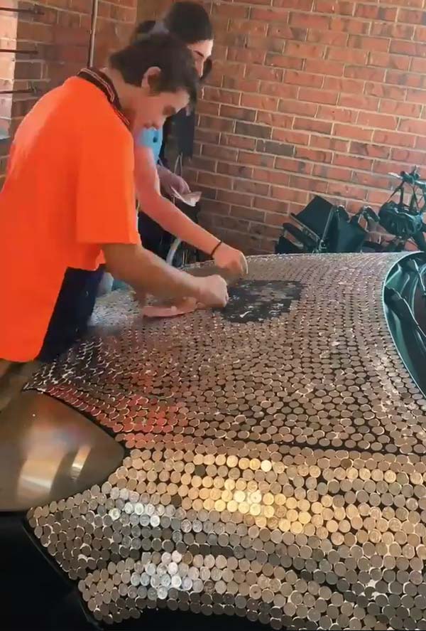 ரொம்ப வித்தியாசமா இருக்கே... காரில் 40 ஆயிரம் நாணயங்களை ஒட்டிய 2 இளைஞர்கள்... எதற்காக தெரியுமா?