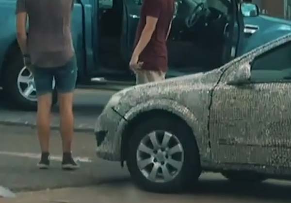 ரொம்ப வித்தியாசமா இருக்கே... காரில் 40 ஆயிரம் நாணயங்களை ஒட்டிய 2 இளைஞர்கள்... எதற்காக தெரியுமா?