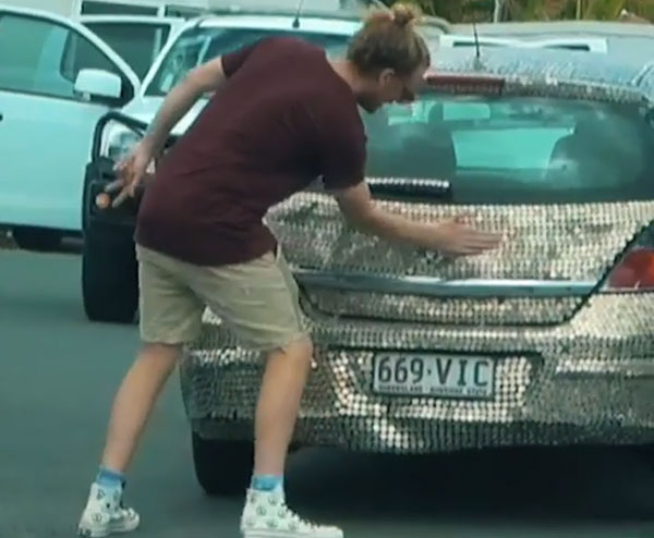 ரொம்ப வித்தியாசமா இருக்கே... காரில் 40 ஆயிரம் நாணயங்களை ஒட்டிய 2 இளைஞர்கள்... எதற்காக தெரியுமா?