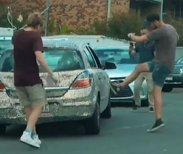 ரொம்ப வித்தியாசமா இருக்கே... காரில் 40 ஆயிரம் நாணயங்களை ஒட்டிய 2 இளைஞர்கள்... எதற்காக தெரியுமா?