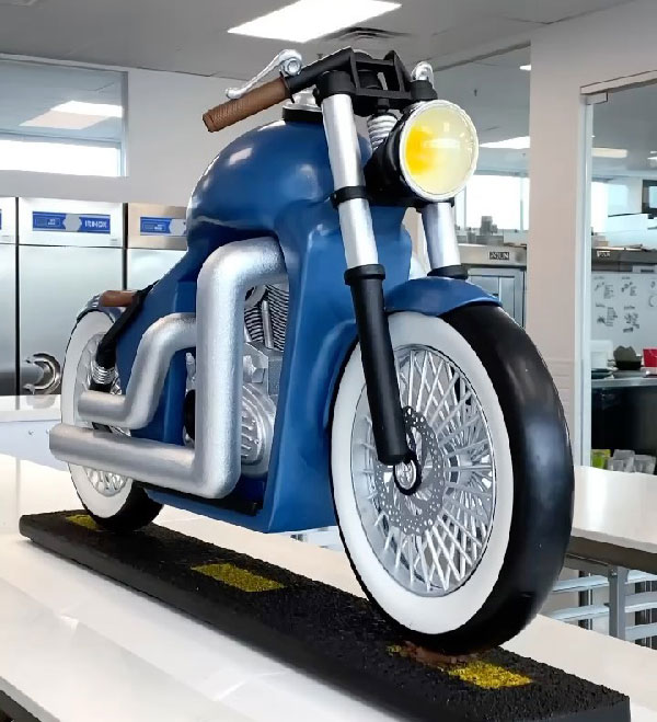 சாக்லேட்டால் உருவாக்கப்பட்ட க்ரூஸர் ரக பைக்... இதை நாம் சாப்பிடலாம்... நம்ப முடியலையா வீடியோ பாருங்க!!