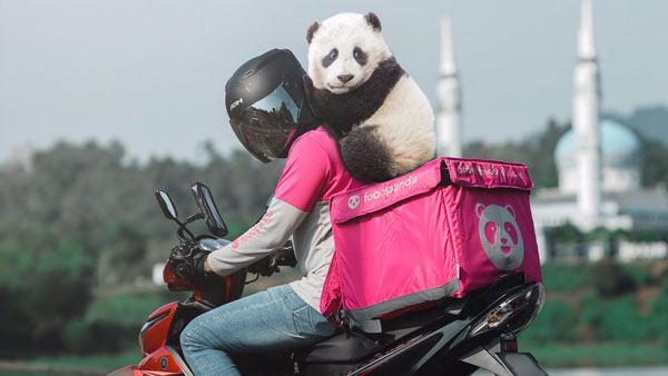 பாண்டா கரடியை முதுகில் சுமந்து சென்ற டெலிவரி பாய்... ஏன் தெரியுமா? காரணத்தை கேட்டு மிரண்டுபோன மலேசியர்கள்!!