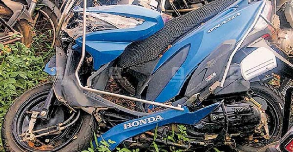 ஸ்கூட்டர் மீது மோதி விட்டு கார் ஓனர் செய்த காரியம்... சினிமா பாணியில் ஸ்கெட்ச் போட்டும் போலீசில் சிக்கினார்...