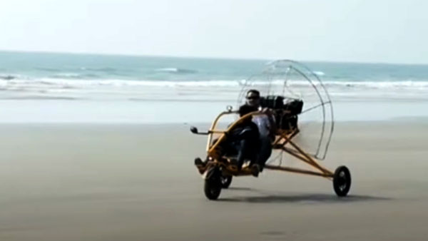 காற்றில் பறக்க, தண்ணீரில் மிதக்க, சாலையில் சீறி பாய இந்த ஒற்றை வாகனம் போதும்... கேரள இளைஞரின் அசாத்திய கண்டுபிடிப்பு!