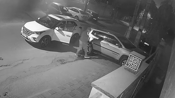 வீட்டிற்கு வெளியே நின்ற கார் திருட்டு... கண்டுபிடிக்க உதவி செய்தால் எவ்வளவு லட்சம் பரிசாக கிடைக்கும் தெரியுமா?