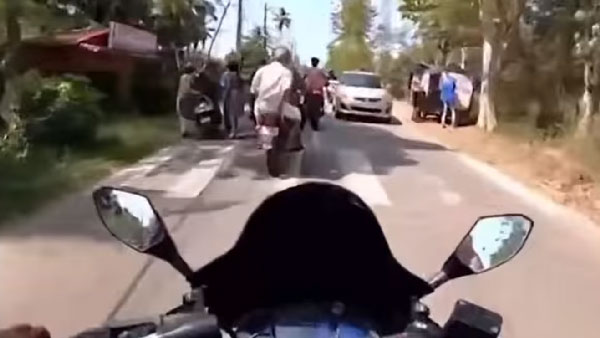 அடக்கடவுளே... வேண்டுமென்றே பைக்கின் மீது மோதிய கேரள இளைஞர்கள்... காரணம் தெரிந்தால் கடுப்பாயிருவீங்க