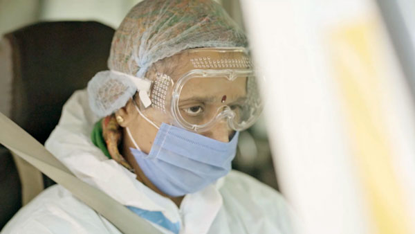 சொந்த செலவில் இலவச ஆம்புலன்ஸ் சேவை... அரசால் செய்ய முடியாததை மக்களுக்கு வழங்கி வரும் கணவன்-மனைவி... 