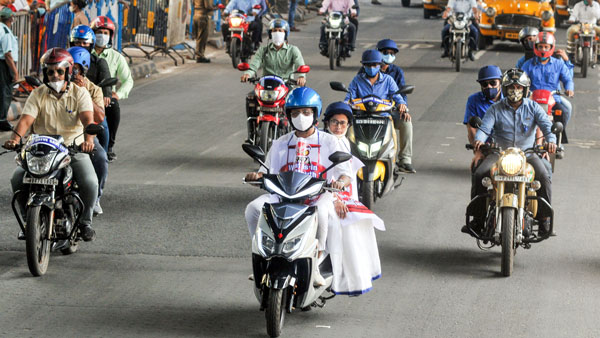 ஸ்கூட்டரின் பின்னால் அமர்ந்து தலைமை செயலகம் வந்த மேற்கு வங்க முதல்வர் மம்தா பானர்ஜி... ஏன் தெரியுமா?