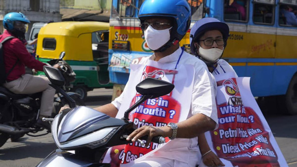 ஸ்கூட்டரின் பின்னால் அமர்ந்து தலைமை செயலகம் வந்த மேற்கு வங்க முதல்வர் மம்தா பானர்ஜி... ஏன் தெரியுமா?