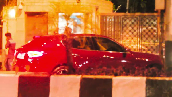 அம்பானியின் கான்வாயில் இணைந்த 3 புதிய சொகுசு கார்கள்... ப்பா... ஒவ்வொரு காரோட விலையும் கண்ண கட்டுது...