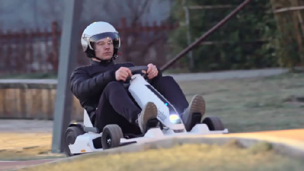 அந்த பக்கம், இந்த பக்கம் சாயாத இரு சக்கர மின் வாகனம்... ஸ்டியரிங் வீல் வசதியுடன் அறிமுகம்... அந்த பக்கம், இந்த பக்கம் சாயாத இரு சக்கர மின் வாகனம்... ஸ்டியரிங் வீல் வசதியுடன் அறிமுகம்...