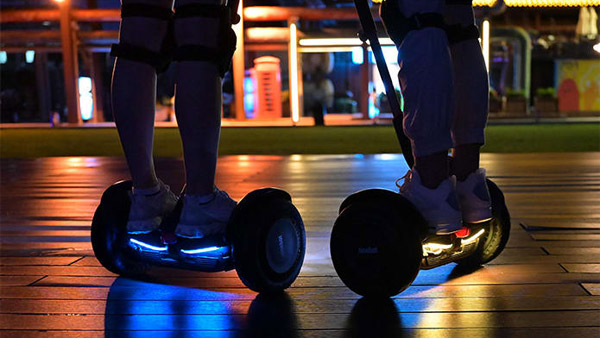 அந்த பக்கம், இந்த பக்கம் சாயாத இரு சக்கர மின் வாகனம்... ஸ்டியரிங் வீல் வசதியுடன் அறிமுகம்... அந்த பக்கம், இந்த பக்கம் சாயாத இரு சக்கர மின் வாகனம்... ஸ்டியரிங் வீல் வசதியுடன் அறிமுகம்...