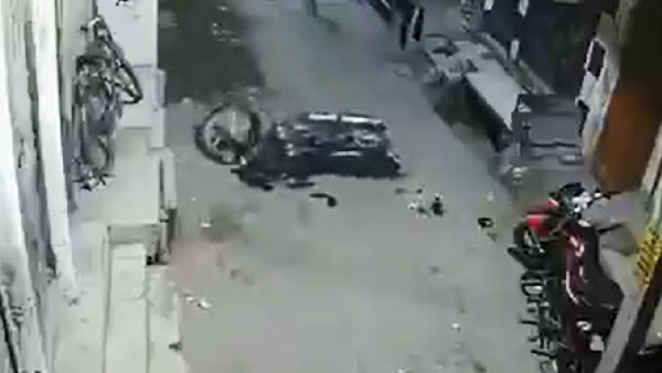 போயோட வேலையா இருக்குமோ! தானாக நகரும் பைக்... இணையத்தில் வைரலாகும் விசித்திர வீடியோ... தைரியமானவர்கள் மட்டும் பார்க்கவும்!