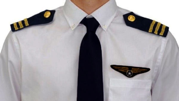 பைலட்களின் தோள்பட்டையில் உள்ள மஞ்சள் கோடுகள் எதை குறிக்கிறது தெரியுமா? இவ்ளோ நாளா தெரியாம போச்சே...