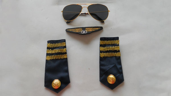 பைலட்களின் தோள்பட்டையில் உள்ள மஞ்சள் கோடுகள் எதை குறிக்கிறது தெரியுமா? இவ்ளோ நாளா தெரியாம போச்சே...